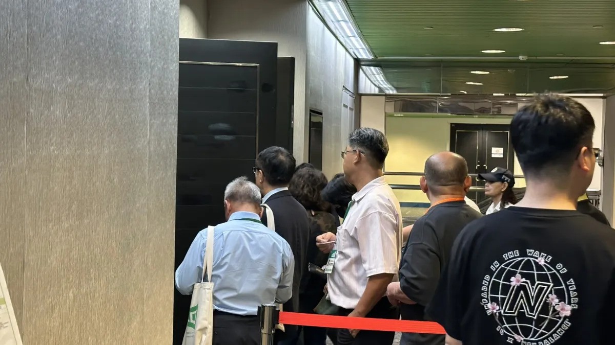 [新聞] 被爆是台大「抓耙子」！黃偉哲全代會低調排隊　投完票後快閃 - 八卦 - PTT.BEST 批踢踢爆文 2