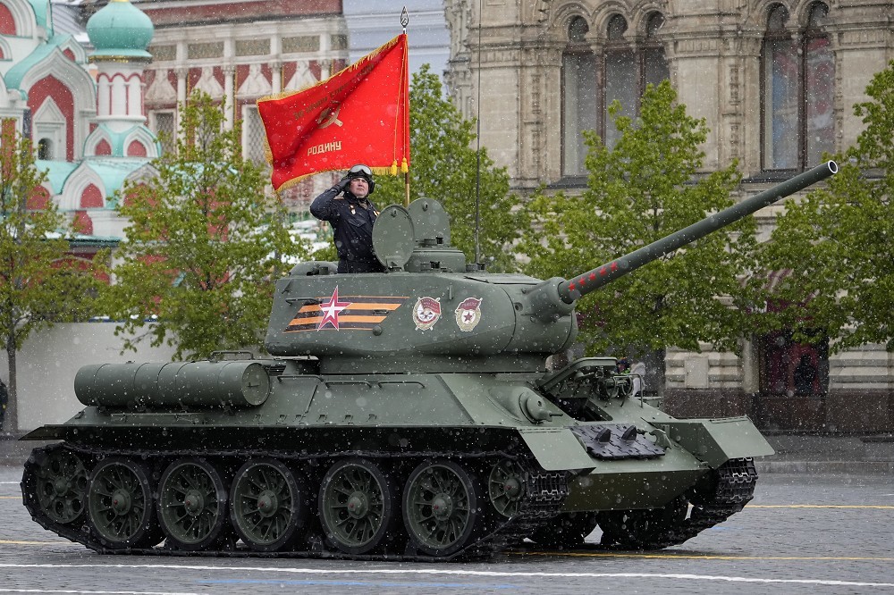 [新聞] 俄「勝利日」閱兵老舊T-34戰車撐場　普