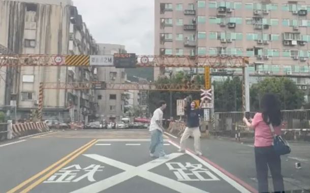 [新聞] NewJeans台灣拍MV掀「朝聖亂象」！粉絲