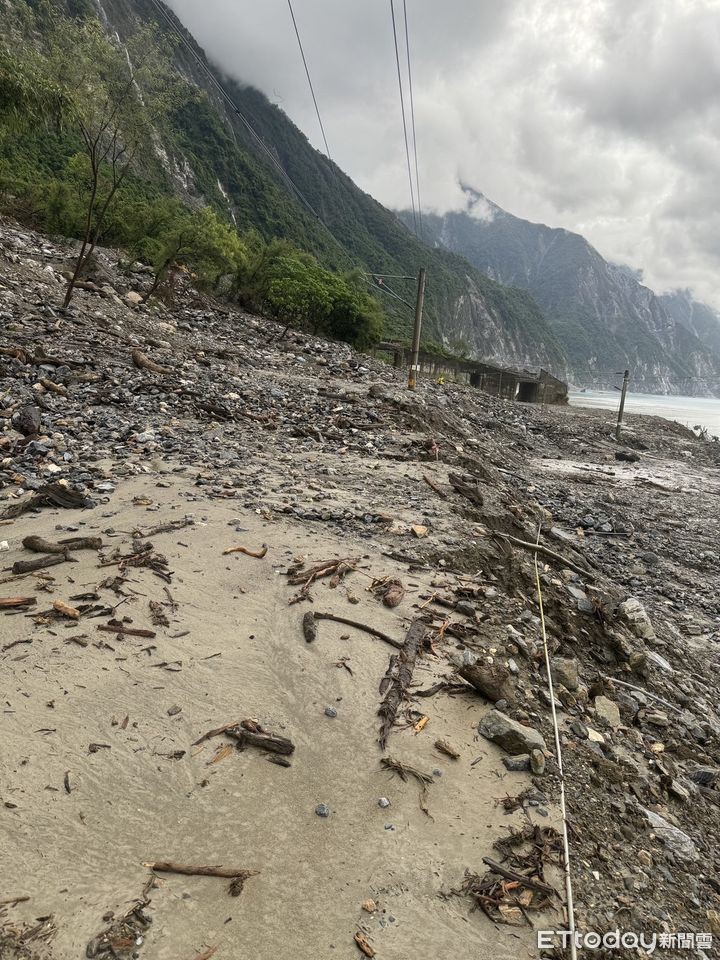 圖 大量土石淹沒台鐵畫面曝光「整條軌道消