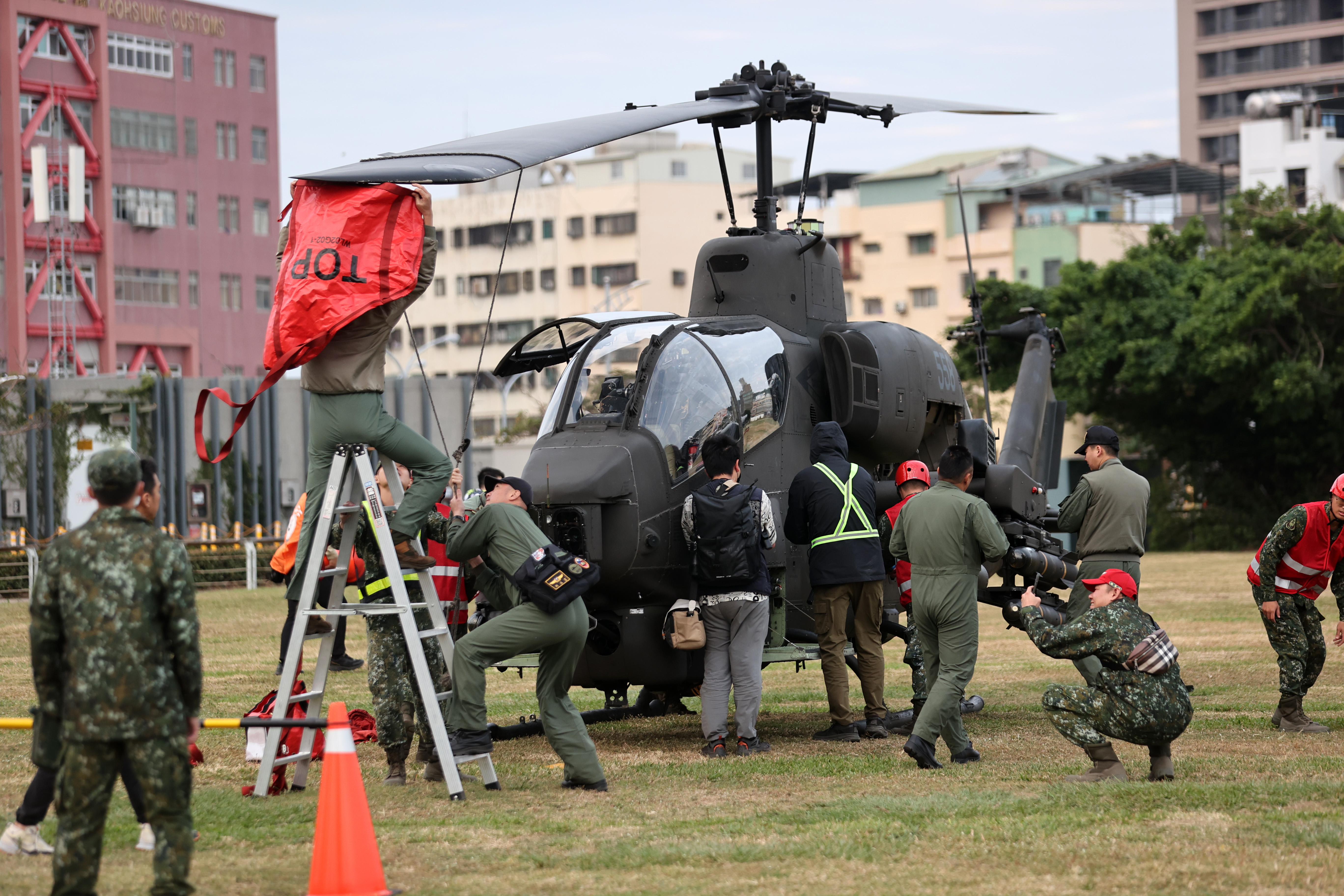 圖 高雄駁二動漫開展 眼鏡蛇直升機、雲豹